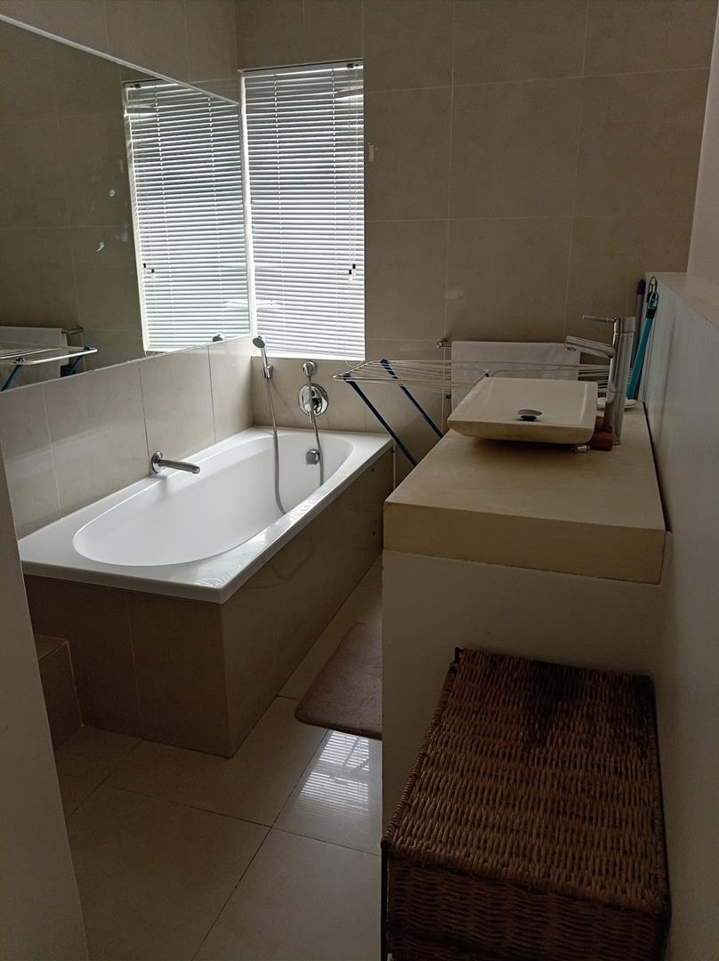 To Let 2 Bedroom Property for Rent in Sea Point Western Cape